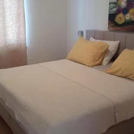 Cozy Garden With Terrace And Bbq - Classic One Bedroom Black